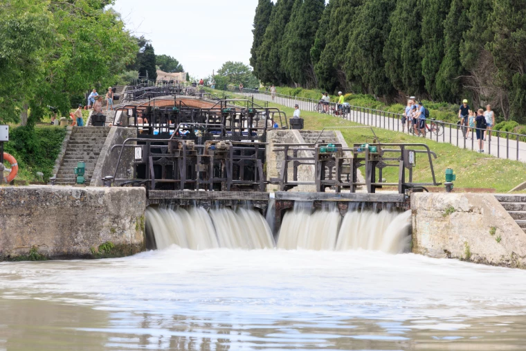 Passage d'écluse pendant croisière fluviale