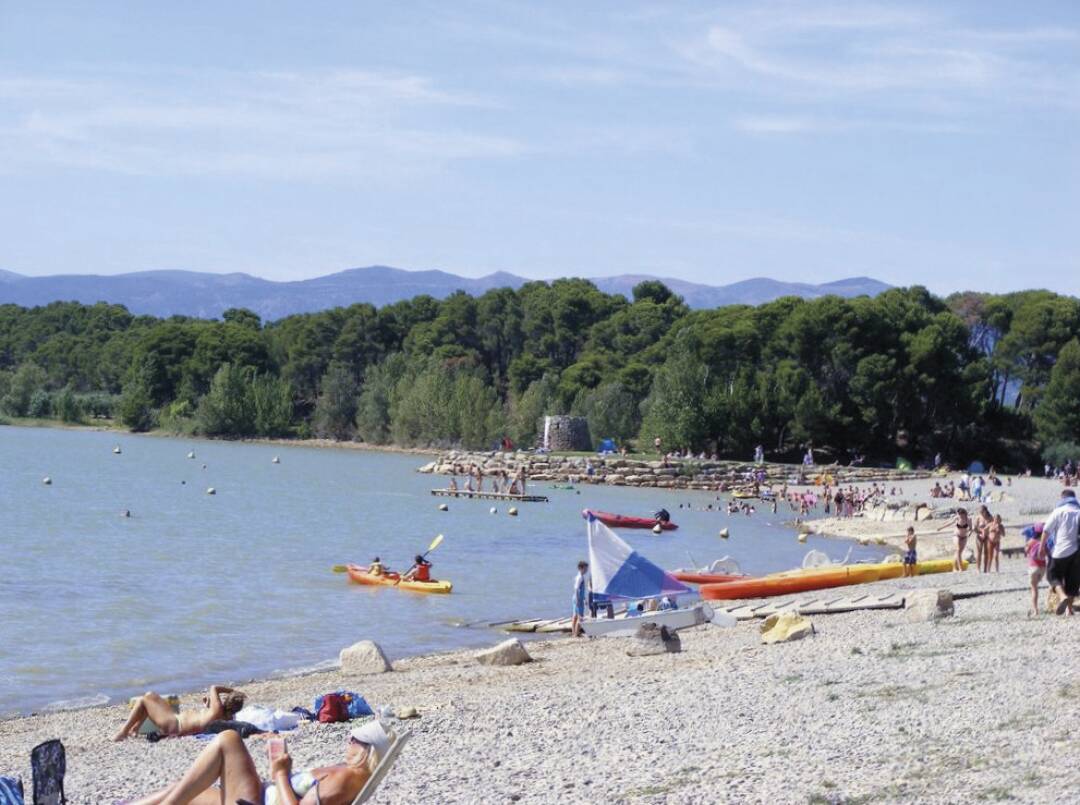 See von Jouarres
Perfekt f&uuml;r eine Entspannungspause in einer idyllischen Umgebung zwischen schattigen Pinienw&auml;ldern und h&uuml;geligen H&auml;ngen. Baden, Wandern, Angeln und aufblasbare Spiele f&uuml;r Kinder stehen auf dem Programm.