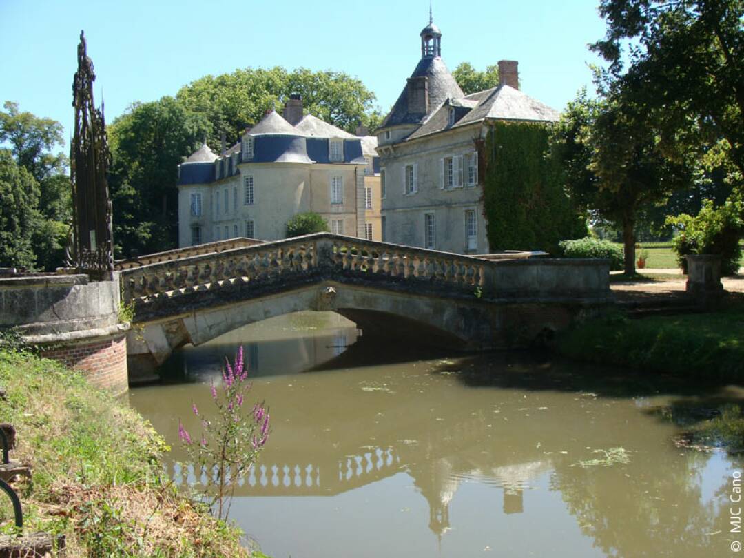 Das Schloss von Malicorne: Das Schloss aus dem 17. Jahrhundert im neoklassischen Stil war ein beliebter Ort f&uuml;r das gesellschaftliche Leben des &ouml;rtlichen Adels. Madame de S&eacute;vign&eacute; liebte es, in seinem wundersch&ouml;nen Park spazieren zu gehen.