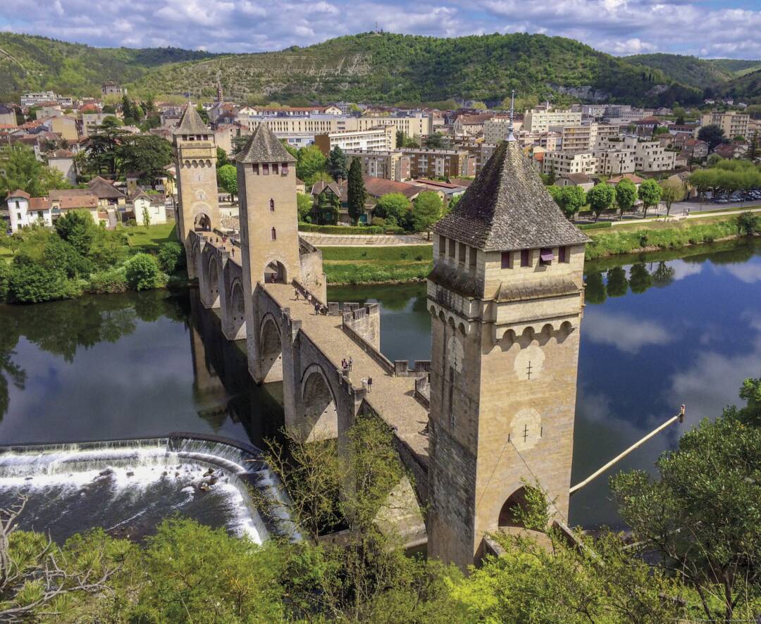 Die Stadt Cahors. Cahors ist voller Geschichte und Denkm&auml;ler, die von der Vergangenheit berichten. Lassen Sie Ihr Hausboot beiseite und begeben Sie sich zum Wahrzeichen der Stadt, der Pont Valentr&eacute;, die zum UNESCO-Weltkulturerbe geh&ouml;rt!