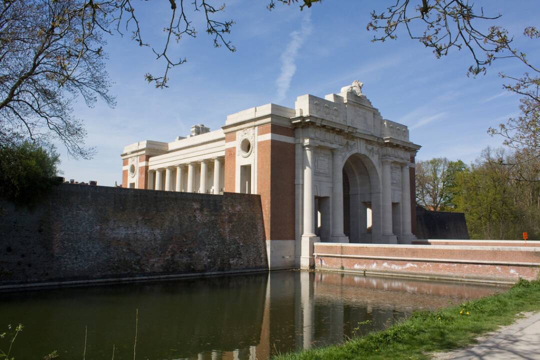 Das beeindruckende Menin-Tor, das zum Gedenken an die britischen und Commonwealth-Soldaten errichtet wurde, die in den grausamen Schlachten des Ersten Weltkriegs starben.