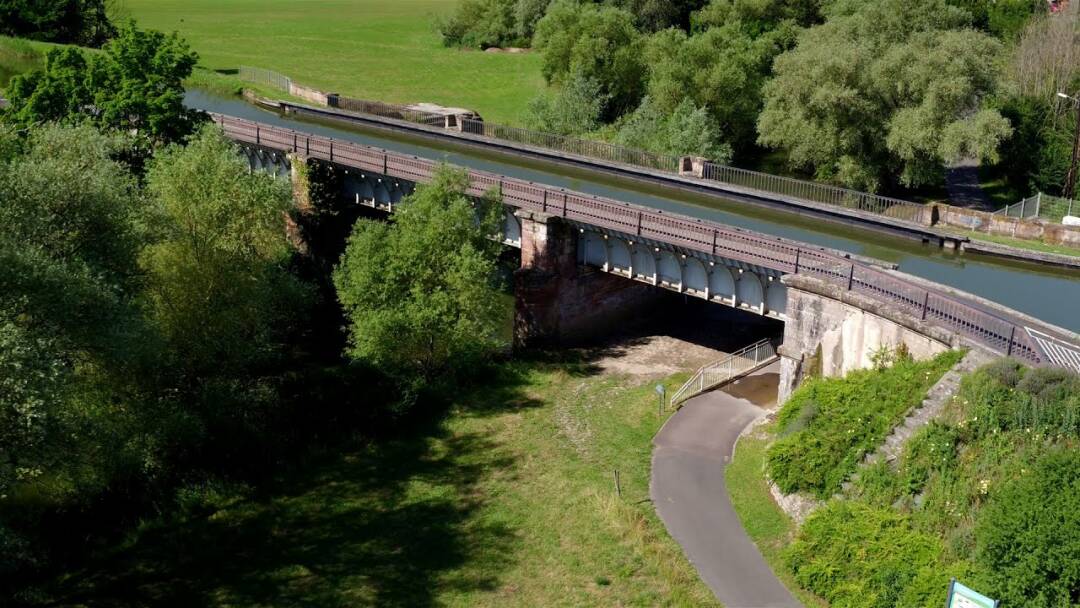 Die Albe-Kanalbr&uuml;cke

Diese 47,60 m lange Kanalbr&uuml;cke erm&ouml;glicht es, den Fluss Albe zu &uuml;berqueren. Das 1867 errichtete Bauwerk war eine der ersten Eisenbr&uuml;cken Frankreichs.