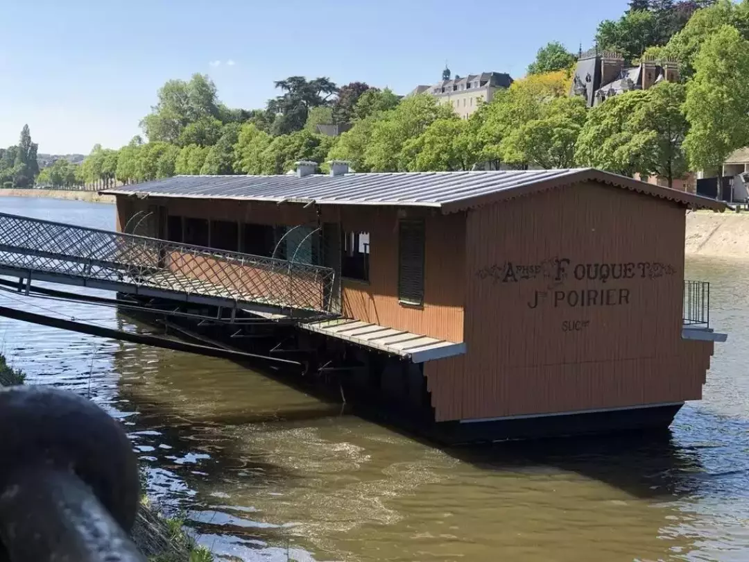 Laval und seine Waschboote. Im 17. Jahrhundert wurden in Laval viele Textilien hergestellt und das Wasser der Mayenne wurde zum Bleichen und F&auml;rben von Stoffen verwendet. Laval ist auch die Geburtsstadt des &quot;Douanier Rousseau&quot;. Werke des K&uuml;nstlers sind im Mus&eacute;e d&#39;Art Na&iuml;f der Stadt zu finden, das &uuml;brigens die sch&ouml;nste Sammlung naiver Kunst in Europa besitzt, darunter auch Gem&auml;lde von S&eacute;raphine de Senlis &copy; ArchivesOuest-France