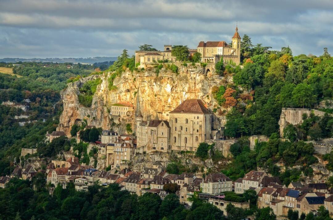 Saint-Cirq-Lapopie. Dieses Dorf aus dem Mittelalter ist eines der sch&ouml;nsten in Frankreich und beherbergt viele K&uuml;nstler (Maler, Holzdrechsler, Bildhauer, ...).