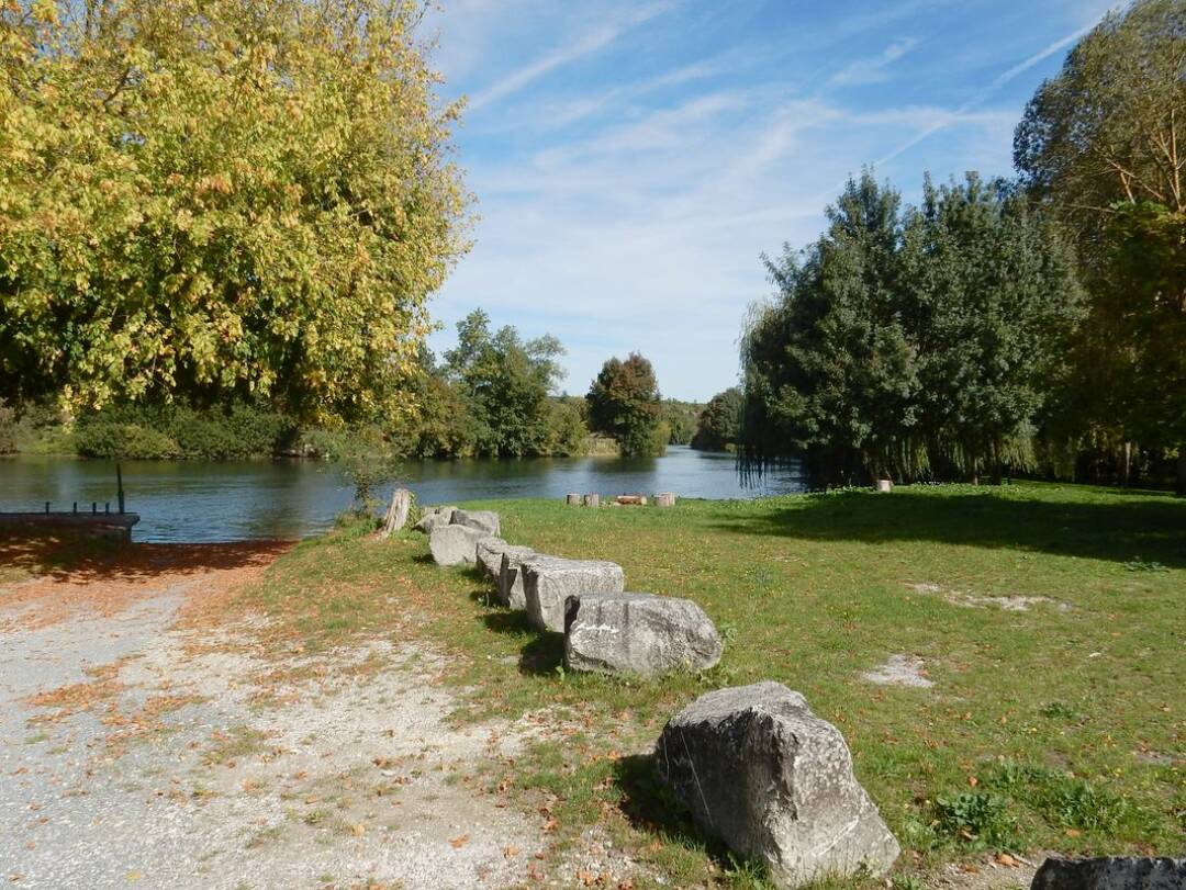 Le Port du Lys - Wassersportaktivit&auml;ten: Der in Salignac-Sur-Charente gelegene Port du Lys ist der symboltr&auml;chtige Ort der Gemeinde. An den Ufern der Charente gelegen, ist er der ideale Ort f&uuml;r Spazierg&auml;nger, Wanderer, Radfahrer und Segler. Im Sommer kann man hier eine Guinguette finden. Region Nouvelle-Aquitaine, Generalinventar des Kulturerbes - Moisdon Pascale