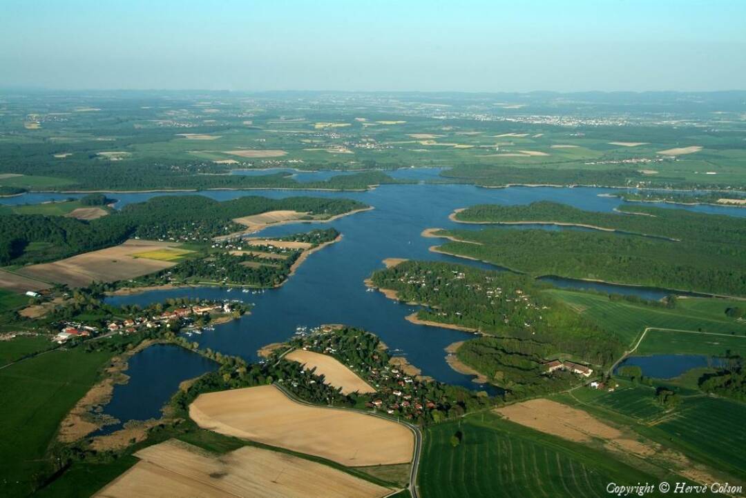 Der Teich von Stock und Wassersportaktivit&auml;ten

Dieser Teich hat einen Strand und bietet Ihnen die M&ouml;glichkeit, Wassersportaktivit&auml;ten auszu&uuml;ben (Segeln, Tretboot, Kanu...) &copy;Herv&eacute;Colson