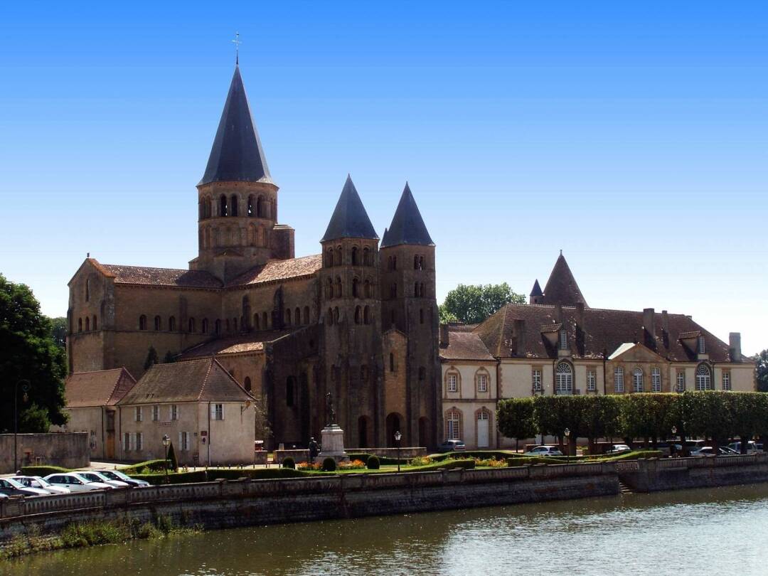 Die Basilika von Paray-le-Monial: Sie k&ouml;nnen dieses Juwel der romanischen Kunst frei besichtigen. Sie ist das am besten erhaltene Modell der cluniazensischen Architektur in Burgund.