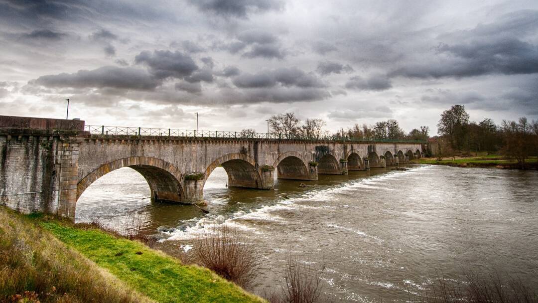 Die Kanalbr&uuml;cke von Digoin, eine der ersten Kanalbr&uuml;cken Frankreichs. Es ist ein sehr sch&ouml;ner Ort, um am Kanal entlang zu spazieren, mit der Loire zu Ihren F&uuml;&szlig;en.