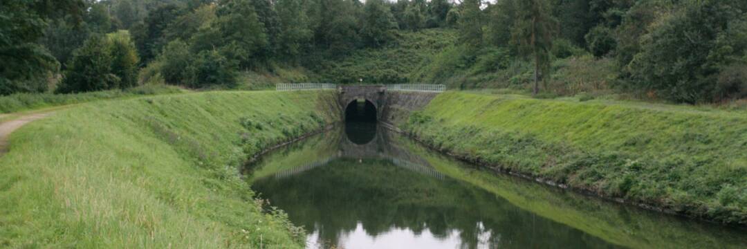 Der Tunnel von Ham-sur-Meuse

3 km s&uuml;dlich von Givet liegt dieser 564 m lange Tunnel, der 1880 gegraben wurde. Er erm&ouml;glicht es, eine mehrere Kilometer lange Schleife der Maas zu vermeiden.