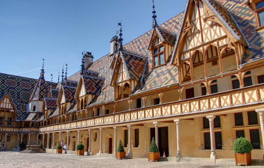 Les Hospices de Beaune: Das Hospices de Beaune ist ein Geb&auml;ude, das als historisches Monument eingestuft ist. Sein flamboyant-gotischer Stil und sein Dach mit glasierten Ziegeln machen es zu einem der ber&uuml;hmtesten Hospit&auml;ler der Welt. Heute befindet sich dort ein Museum zur Geschichte der Medizin.