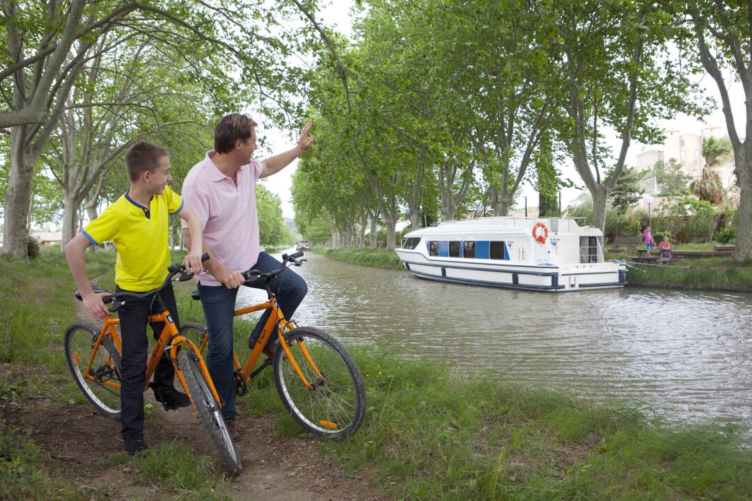 Treidelpfad, der entlang des Canal du Midi verl&auml;uft. Zu Fu&szlig; oder mit dem Fahrrad k&ouml;nnen Sie diesen majest&auml;tischen Kanal mit seinen hundertj&auml;hrigen Platanen auf eine andere Art und Weise entdecken.