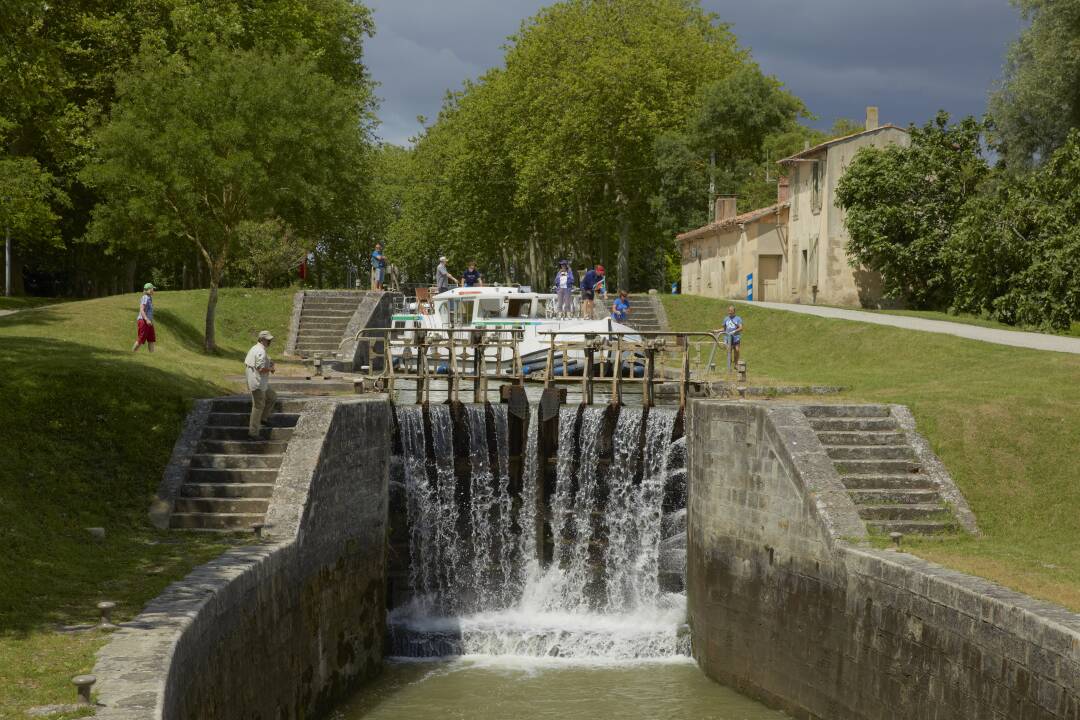 Schleusen von Fons&eacute;rannes. Um 20 m nach unten zu gelangen und den Wasserstand des Orb zu erreichen, lie&szlig; der Sch&ouml;pfer des Canal du Midi, Paul Riquet, eine Leiter mit 7 Schleusen bauen, eine der eindrucksvollsten Passagen des Canal du Midi