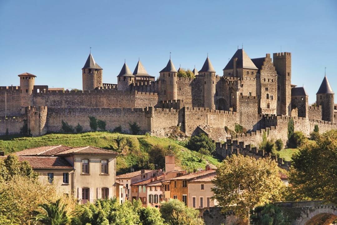 Carcassonne
Diese Stadt geh&ouml;rt gleich zweifach zum UNESCO-Weltkulturerbe. Gehen Sie hoch hinaus und entdecken Sie die mittelalterliche Cit&eacute; de Carcassonne, die die ganze Stadt &uuml;berragt!
