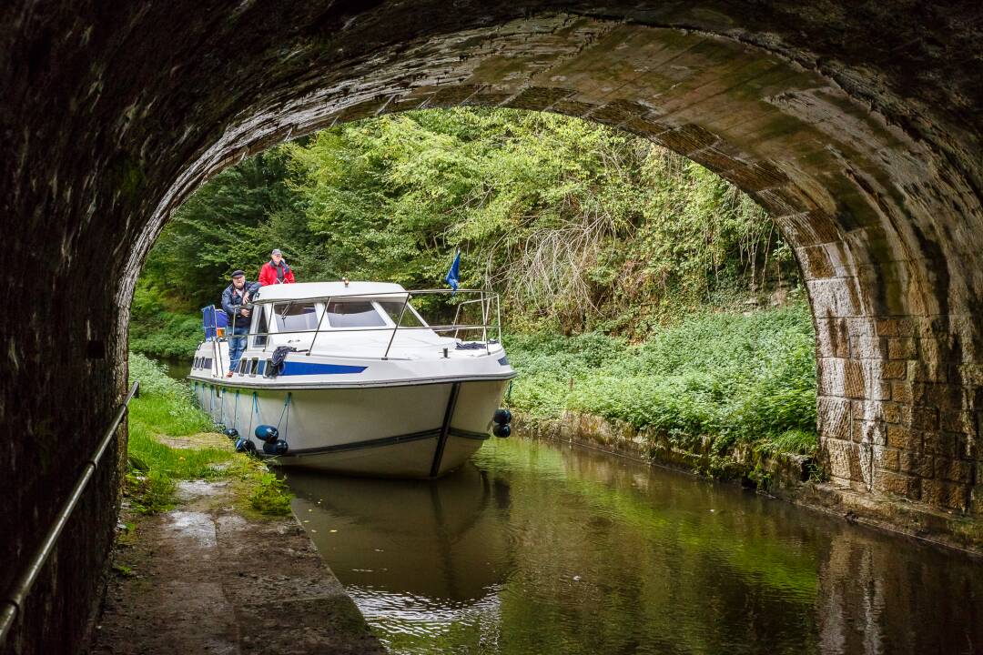 Les Vo&ucirc;tes de la Collancelle: Der Tunnel von La Collancelle ist 758 m lang, der zweite, der Tunnel von Mouas, ist 268 m lang und der letzte, der Tunnel von Breuilles, ist 212 m lang. Dieses Bauwerk wurde von mehr als 1200 M&auml;nnern gegraben, die t&auml;glich daran arbeiteten, dieses herrliche, einzigartige Kunstwerk zu errichten, das mit einer &uuml;ppigen Vegetation verschmolzen ist.