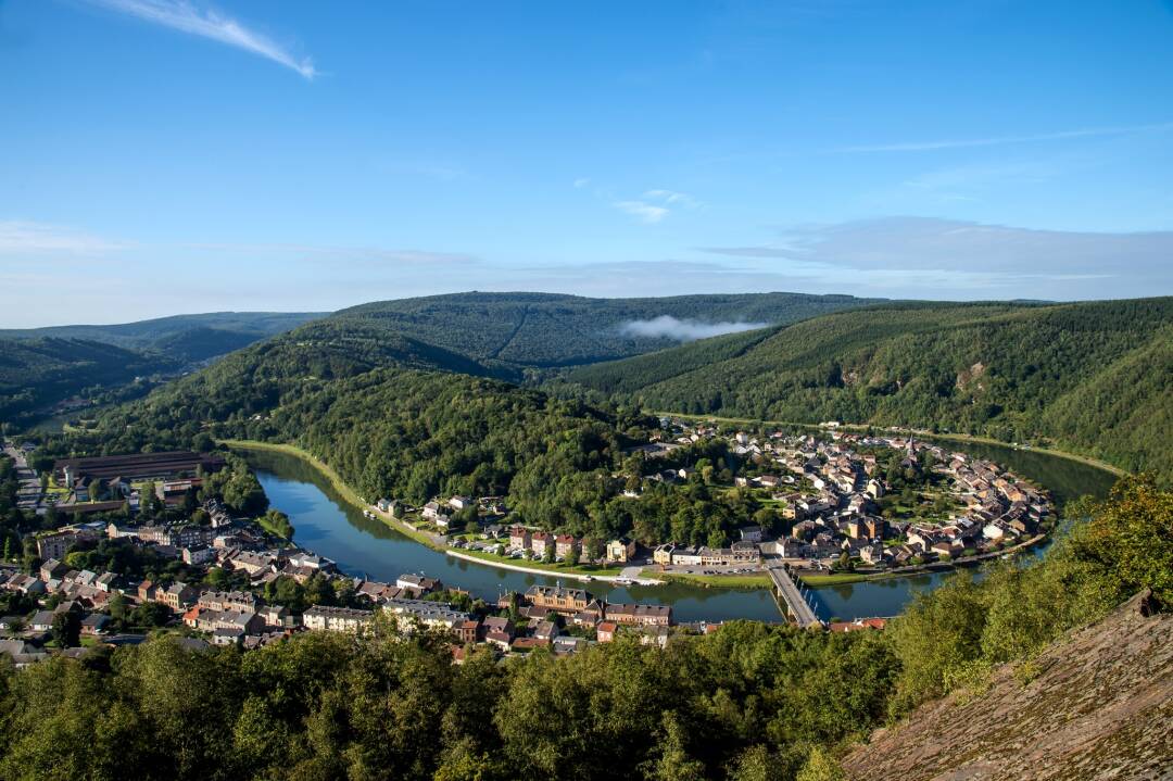 La Roche &agrave; Sept-Heures

In Montherm&eacute; bietet La Roche &agrave; Sept-Heures ein atemberaubendes Panorama auf die gro&szlig;e symmetrische Schleife, die die Stadt umgibt. D.Truillard