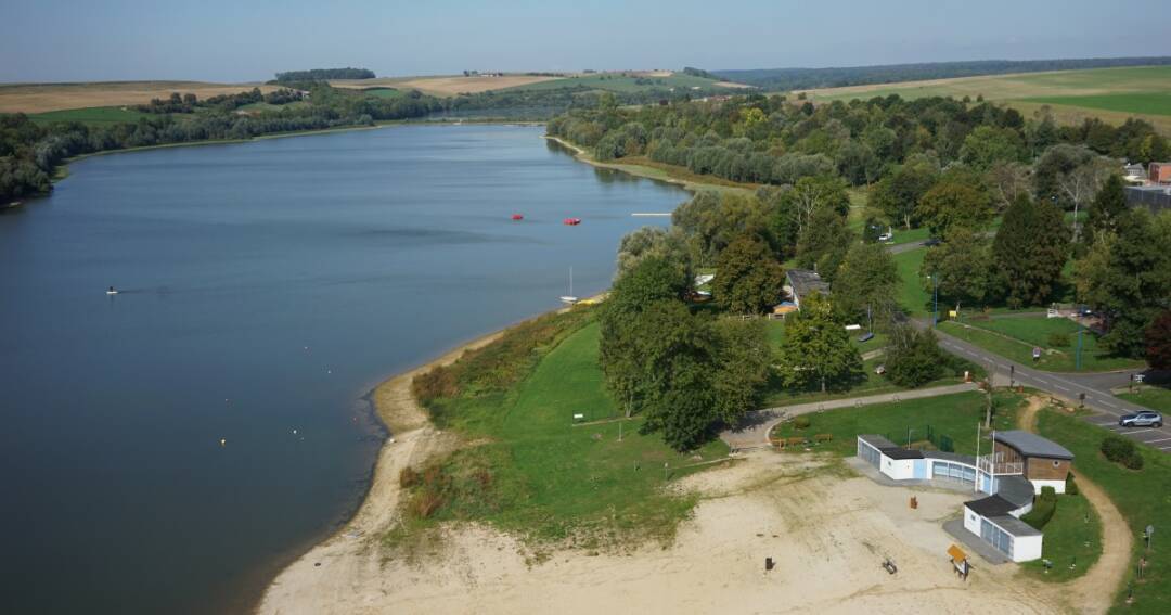 Der See von Bairon.

Eingebettet im Herzen der Ardennen liegt der See von Bairon, der Wanderwege, Spielpl&auml;tze, Sandstrand und Restaurants bietet.