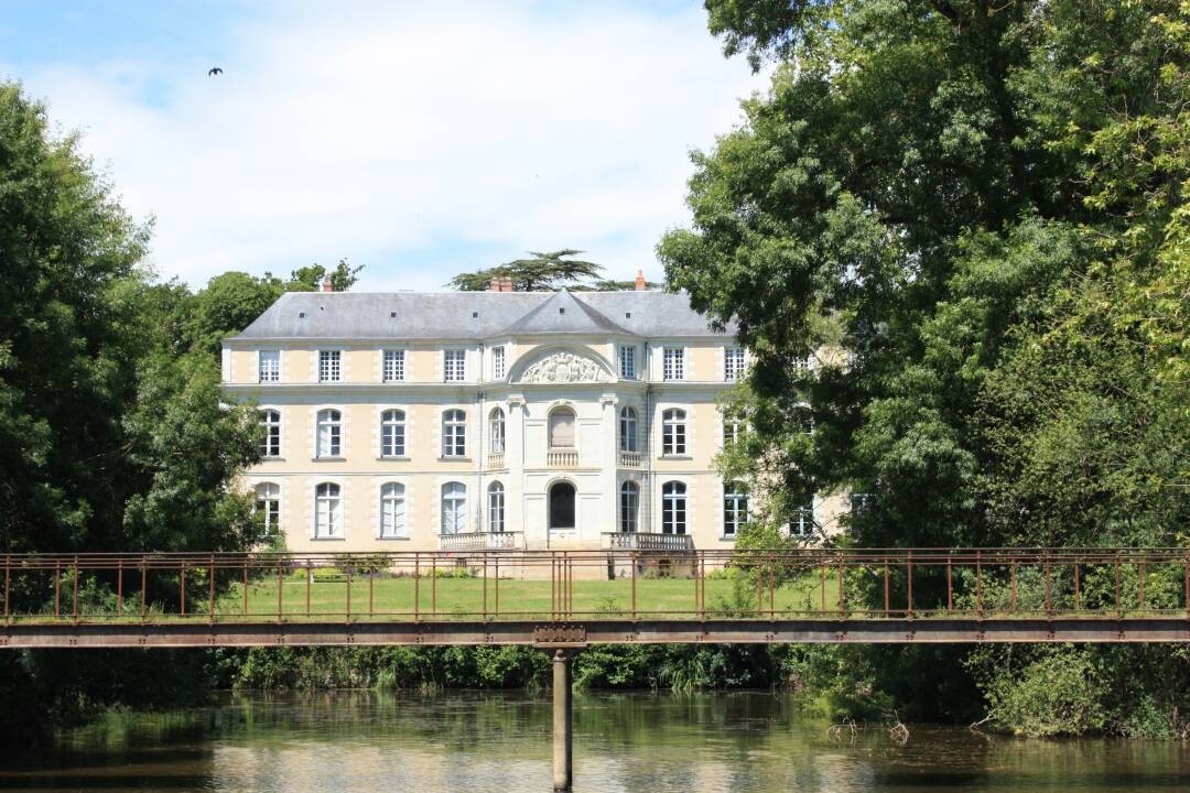 Le Lion d&#39;Angers ist vor allem f&uuml;r sein ber&uuml;hmtes Gest&uuml;t bekannt. Wenn Sie auf Ihrem Hausboot Halt machen, sollten Sie es unbedingt auf der Isle Briand besichtigen. So k&ouml;nnen Sie das Schloss aus dem 18.