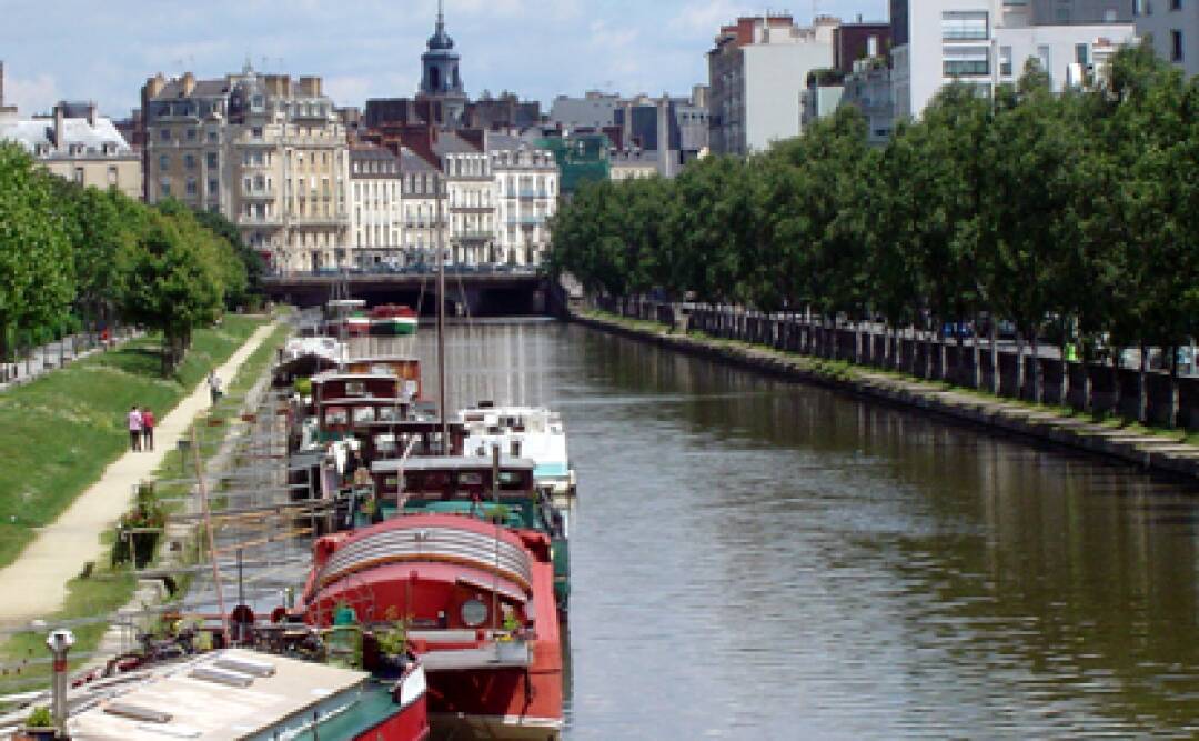 Rennes Hauptstadt der Bretagne. Verpassen Sie nicht den Besuch des Parlaments der Bretagne und der Kathedrale Saint-Pierre sowie des Rathausplatzes.