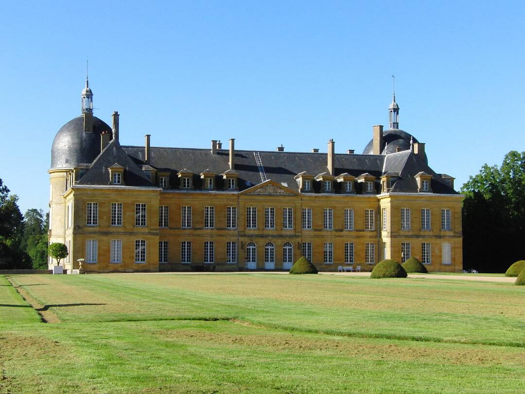 Das Schloss von Palinges und seine bemerkenswerten G&auml;rten: historisches Denkmal inmitten eines riesigen, 35 Hektar gro&szlig;en Anwesens.