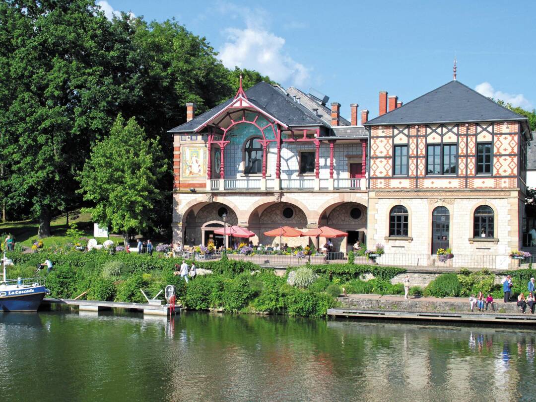 Sarreguemines, die Hauptstadt der Fayence.

Der einladende Jachthafen von Sarreguemines liegt am Fu&szlig;e des ehemaligen Kasinos, das heute in eine Brauerei umgewandelt wurde. Sie k&ouml;nnen die Moulin de la Blies besichtigen und die Geheimnisse der Fayencehersteller verstehen.