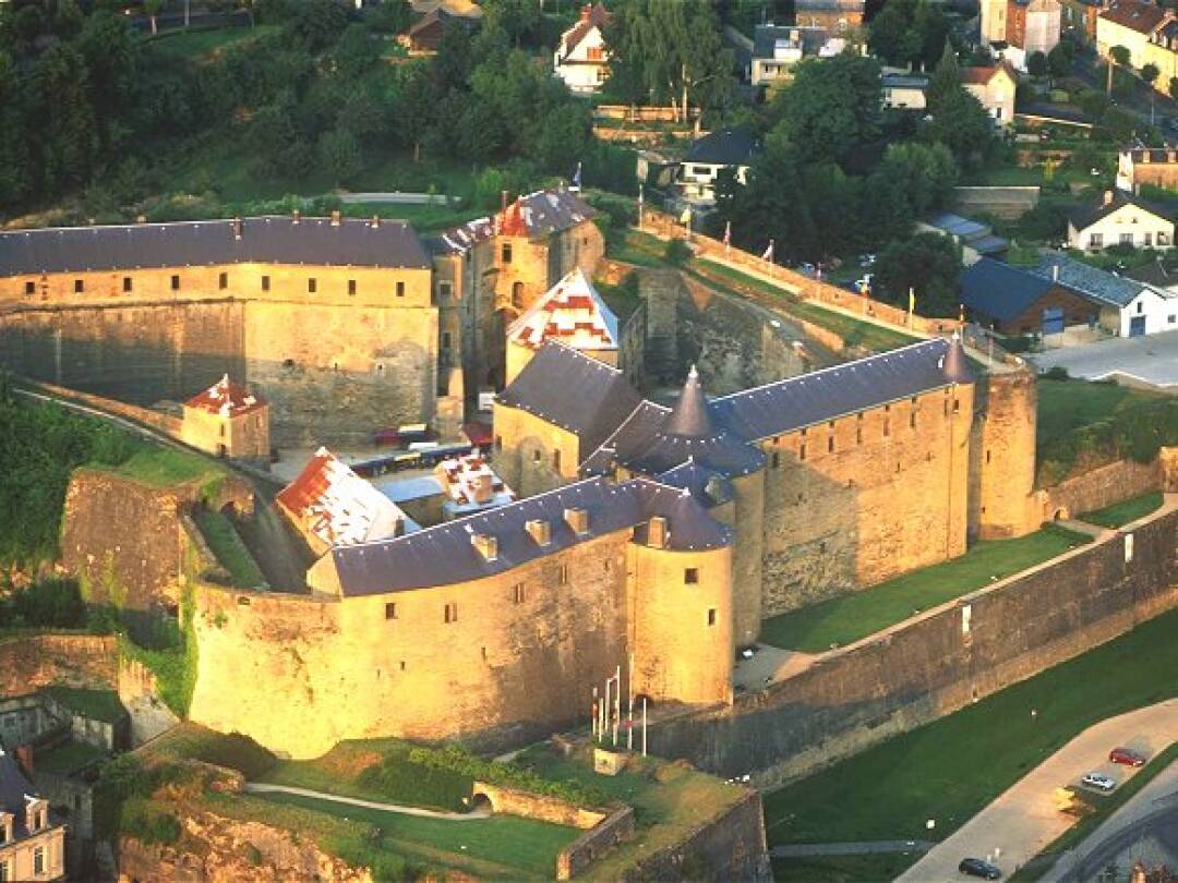 Festung von Sedan, gr&ouml;&szlig;te Festung Europas! Diese 35.000 m&sup2; gro&szlig;e Festung wurde vor fast 6 Jahrhunderten erbaut.