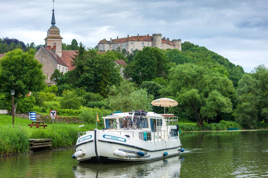 Schloss Ray-Sur-Sa&ocirc;ne: Das Schloss Ray-Sur-Sa&ocirc;ne, eine ehemalige Festung aus dem 10. Jahrhundert, liegt inmitten eines 6 Hektar gro&szlig;en Parks mit B&auml;umen. Von hier aus bietet sich ein au&szlig;ergew&ouml;hnliches Panorama auf das Dorf Ray-Sur-Sa&ocirc;ne und das Sa&ocirc;ne-Tal. Gef&uuml;hrte Besichtigungen werden nach vorheriger Anmeldung angeboten.