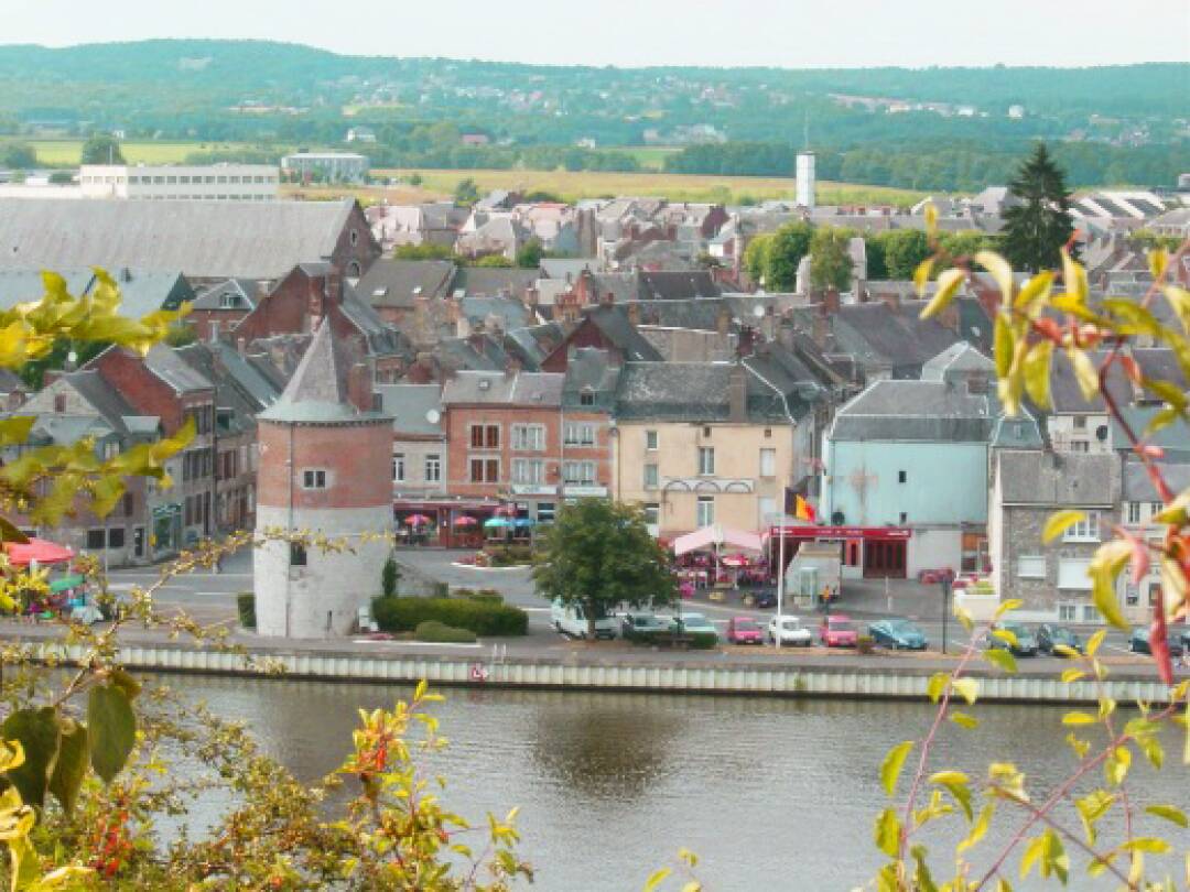 Die Zitadelle von Charlemont&nbsp;

Diese Festung, die die Stadt &uuml;berragt, wurde im 16. Jahrhundert auf Befehl von Karl V. zum Schutz der Stadt errichtet. Die Zitadelle ist f&uuml;r Besucher ge&ouml;ffnet und kann dank eines markierten Rundgangs selbstst&auml;ndig erkundet werden oder w&auml;hrend der Saison im Rahmen einer gef&uuml;hrten Tour.