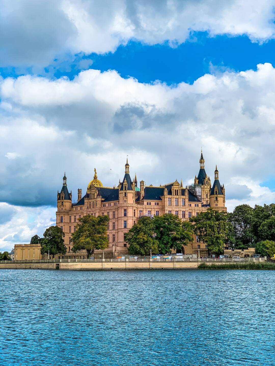 Das Schweriner Schloss, steht seit 1000 Jahren stolz auf seiner kleinen Insel im Schweriner See.