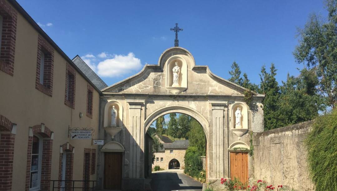 Die Abtei Notre-Dame du Port-du-Salut d&#39;Entrammes wurde im 13. Jahrhundert erbaut und war fr&uuml;her f&uuml;r die Herstellung von K&auml;se bekannt. Diese werden noch immer am Eingang der Abtei verkauft, also nutzen Sie die Gelegenheit! Radio France - Claire Flochel