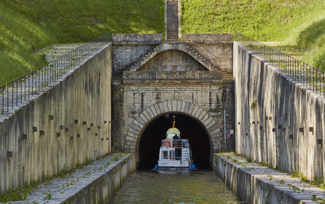 Der Tunnel von Saint-Albin: Der 681 m lange Tunnel von Saint-Albin wurde im 19. Jahrhundert auf Befehl von Napoleon III. gebaut. Dieser unterirdische Kanal steht unter Denkmalschutz und bietet angenehme Spazierg&auml;nge zwischen Erde, Stein und Wasser, zu Fu&szlig; oder mit dem Boot.