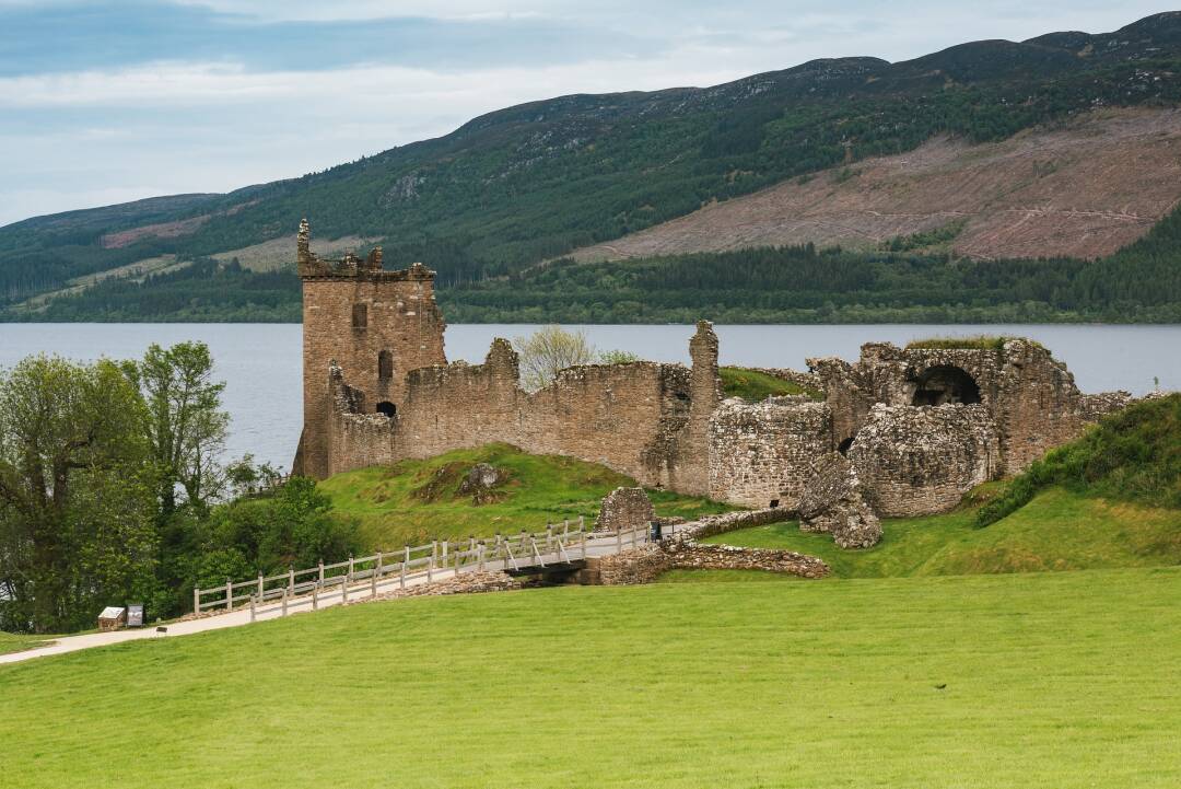 Urquhart Castle, der beste Aussichtspunkt, um &quot;Nessy&quot;, das ber&uuml;hmte Monster von Loch Ness, zu sehen.