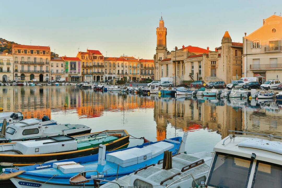 S&egrave;te, das &quot;Venedig des Languedoc&quot;, ist eine Stadt zwischen Meer, Kan&auml;len und dem &Eacute;tang de Thau. Sie ist auch die Geburtsstadt von Georges Brassens, dem ein Museum gewidmet ist. Von Mai bis September sollten Sie die Turniere der joute nautique nicht verpassen!