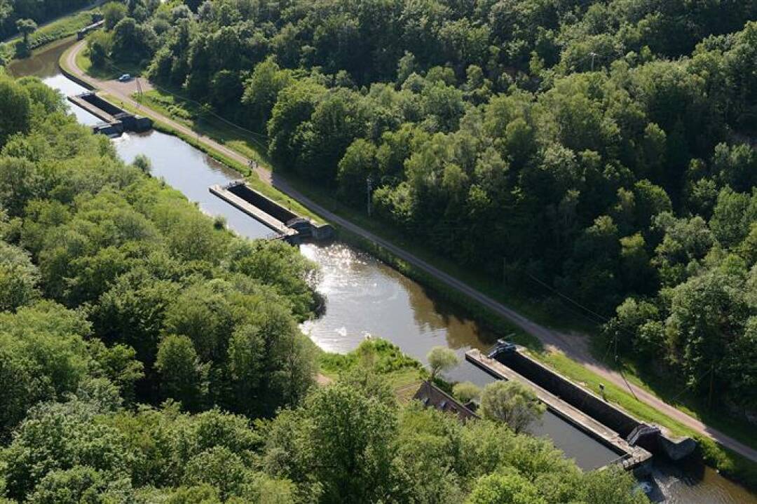 Die Schleusenleiter von Sardy: 4 km n&ouml;rdlich von Baye ist diese Schleusenleiter mit ihren 16 Schleusenkammern eine der gr&ouml;&szlig;ten in Frankreich. Um die Passage angenehm zu gestalten, haben sich in den Schleusenh&auml;usern Handwerker niedergelassen (Maler, T&ouml;pfer,...).