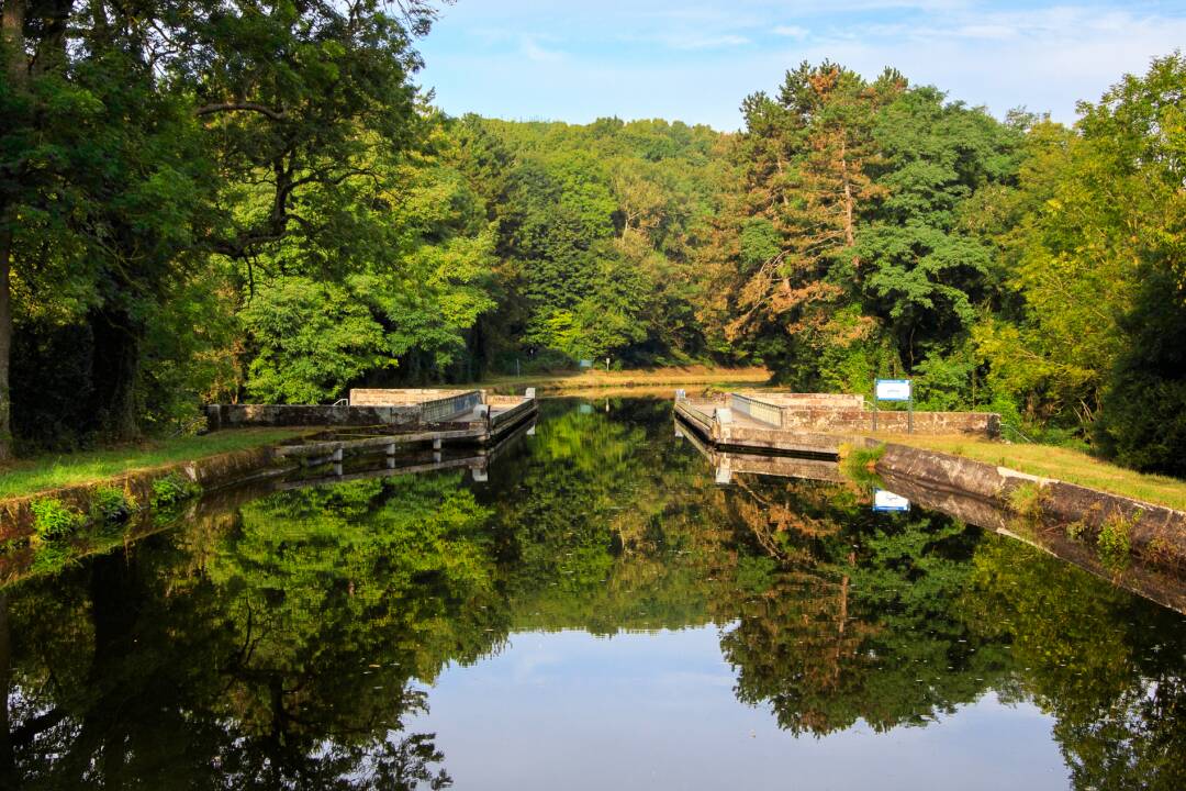 Etang de Gondrexange: Dieser Naturraum geh&ouml;rt zu den Juwelen der Region. Das im Mittelalter von M&ouml;nchen, die Fische z&uuml;chteten, angelegte Gew&auml;sser mit einer Fl&auml;che von fast 700 ha hat seinen wilden Charme und die reiche Fauna unver&auml;ndert bewahrt und bietet unz&auml;hlige Wassersportaktivit&auml;ten.