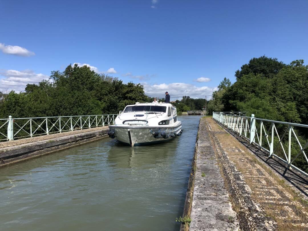 Pont-Canal d&#39;Agen: Mit einer L&auml;nge von 540 Metern ist die Pont-Canal d&#39;Agen die zweitl&auml;ngste Kanalbr&uuml;cke Frankreichs. Sie besteht aus 23 B&ouml;gen mit einer &Ouml;ffnung von 20 Metern und einer H&ouml;he von 10 Metern. Wenn Sie einen sch&ouml;nen Spaziergang &uuml;ber die Garonne machen und die Aussicht genie&szlig;en m&ouml;chten, gibt es eine Fu&szlig;g&auml;ngerbr&uuml;cke, auf der Sie die Kanalbr&uuml;cke in ihrer ganzen Pracht bewundern k&ouml;nnen.