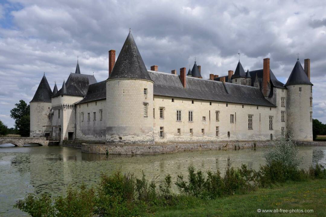 Das Schloss Plessis-Bourr&eacute;: Diese elegante Festung aus dem 15. Jahrhundert liegt n&ouml;rdlich von Angers, 4 km vom Fluss Sarthe entfernt, und sieht aus wie ein M&auml;rchenschloss. Man erreicht sie &uuml;ber eine 43 m hohe Br&uuml;cke, die sich &uuml;ber den breiten Wassergraben erhebt. Das Schloss wurde als Kulisse f&uuml;r zahlreiche Filme ausgew&auml;hlt, darunter Peau d&#39;&Acirc;ne (Eselshaut).