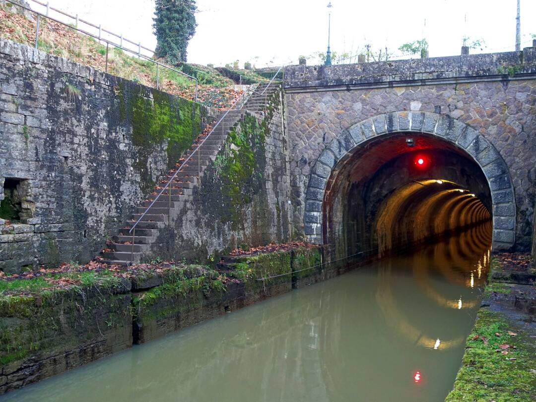 Der Tunnel von Pouilly-En-Auxois ist das wichtigste Bauwerk des Canal de Bourgogne. Der 3,3 km lange Tunnel ist eine technische Meisterleistung aus dem fr&uuml;hen 19.