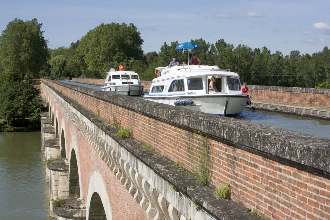 Kanalbr&uuml;cke von Moissac: Diese Kanalbr&uuml;cke wurde 1844 aus Ziegelsteinen aus Toulouse erbaut und erm&ouml;glicht es, mit dem Hausboot den Tarn zu &uuml;berqueren.