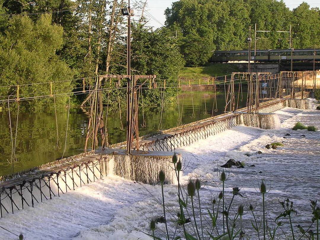 Auxonne-Nadelwehr: Auxonne besitzt ein 220 Meter langes Nadelwehr aus Holz. Es war eines der letzten Nadelwehre, die in Frankreich in Betrieb waren. Heute wird es durch ein automatisiertes pneumatisches Wehr verdoppelt.