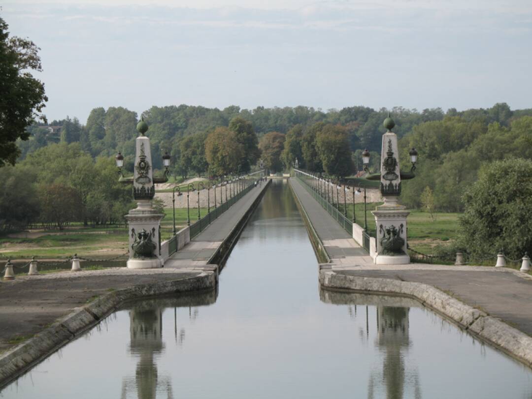 Die Kanalbr&uuml;cke von Briare: Die gr&ouml;&szlig;te Kanalbr&uuml;cke aus Metall in Frankreich ist 662 m lang und wird von 72 Stra&szlig;enlaternen ges&auml;umt. Die Kanalbr&uuml;cke ist eines der prestigetr&auml;chtigsten Bauwerke des franz&ouml;sischen Flusskulturerbes und stellt ein einzigartiges Element unseres nationalen Kulturerbes und der Attraktivit&auml;t des Territoriums dar.