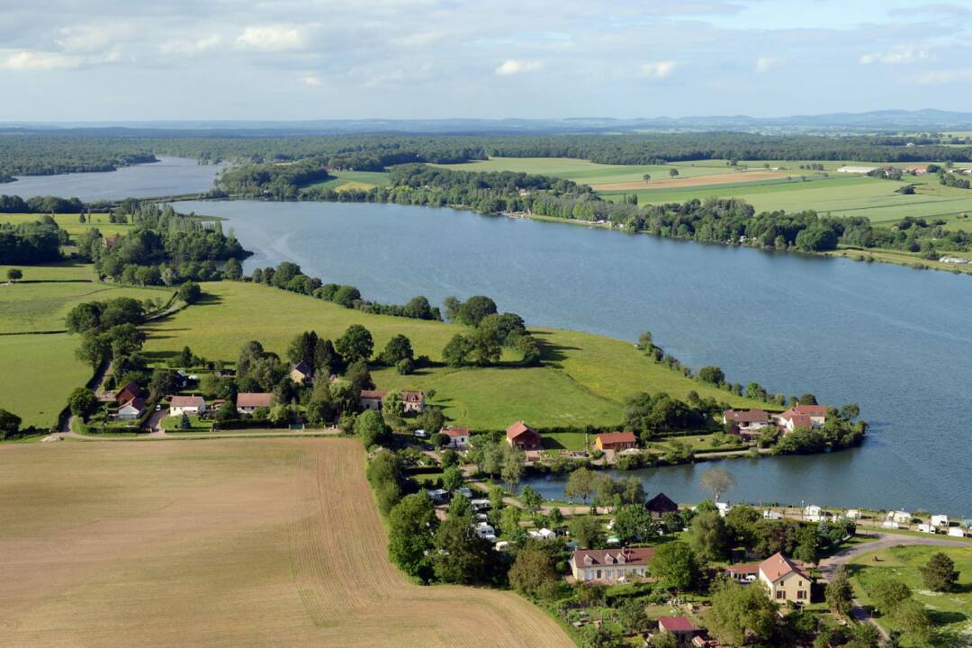 &Eacute;tang de Baye und Wassersport: Das Freizeitzentrum &Eacute;tang de Baye bietet zahlreiche Aktivit&auml;ten zu Land oder zu Wasser, die Sie mit der Familie oder mit Freunden unternehmen k&ouml;nnen. Fahrradtouren, Kanu, Paddelboot, Windsurfen, Wanderungen, um die Tier- und Pflanzenwelt zu erkunden. S-JeanBaptiste