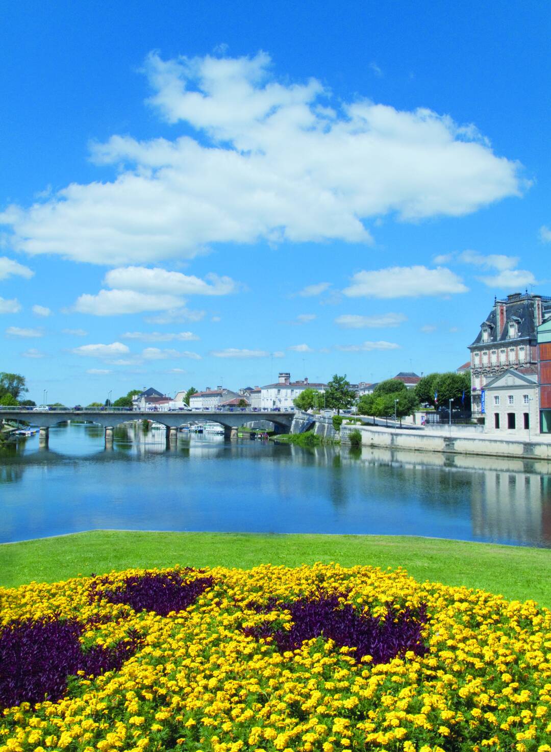 Die Stadt Jarnac: Jarnac ist die Geburtsstadt des ehemaligen Pr&auml;sidenten Fran&ccedil;ois Mitterrand. Hier k&ouml;nnen Sie sein Geburtshaus besichtigen oder das Courvoisier-Museum besuchen, das der Geschichte und der Herstellung des Cognacs gewidmet ist.