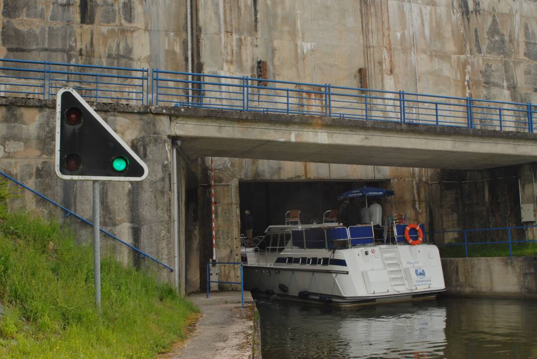 Schleuse von R&eacute;chicourt, die h&ouml;chste Schleuse Frankreichs: Durch den Bau der Grande &Eacute;cluse in den 60er Jahren wurden 6 Schleusen ersetzt. Sie ist ein beeindruckendes Bauwerk mit einer H&ouml;he von 15,70 m und bietet eine herrliche Aussicht auf die Teiche.