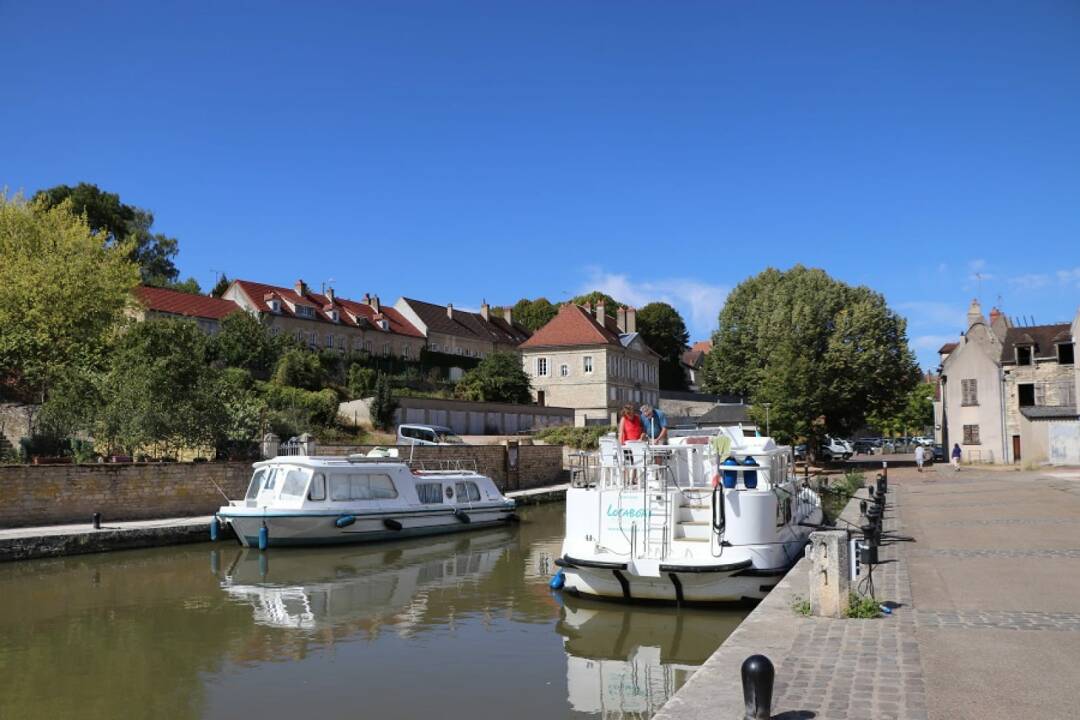 Clamecy: Clamecy war einst die Hauptstadt der Holzfl&ouml;&szlig;erei und besitzt einen Jachthafen am Canal du Nivernais am Fu&szlig;e eines H&uuml;gels. 2 Wasserwanderrastst&auml;tten sind einen Besuch wert: die Rastst&auml;tte Villiers-sur-Yonne mit ihrem h&uuml;bschen, ganz mit Blumen geschm&uuml;ckten Stadtkern und die Rastst&auml;tte Chevroches, ein ehemaliges Steinbruchdorf, das das gesamte Yonne-Tal &uuml;berblickt.