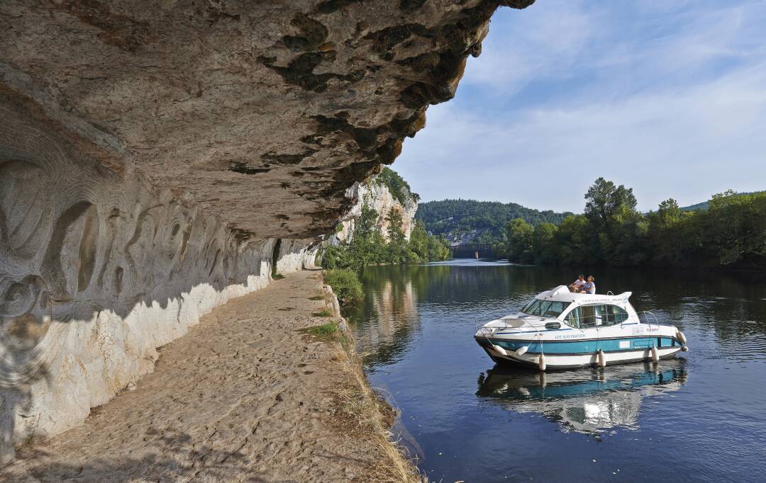 In den Fels gehauener Treidelpfad (Chemin de Halage). Dieser Treidelpfad von Bouzies nach Saint-Cirq-Lapopie bietet Ihnen einen herrlichen Spaziergang. Auf der H&ouml;he der Schleuse von Ganil laufen Sie unter dem Felsen.