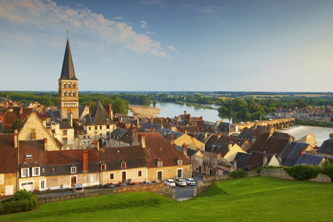 La Charit&eacute; sur Loire: Buchh&auml;ndler, Bouquinisten, Kalligraphen, Illuminatoren und Buchbinder machen La Charit&eacute;-sur-Loire zu einer wahren B&uuml;cherstadt. Hier finden Sie das ganze Jahr &uuml;ber zahlreiche Veranstaltungen in Verbindung mit B&uuml;chern. Das Festival du mot&quot; im Juni, die Messe f&uuml;r alte B&uuml;cher und alte Papiere im Juli, die Nacht des Buches im August...